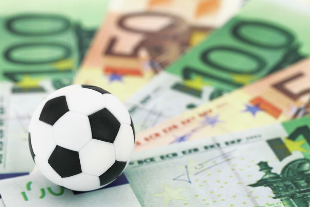 FOTBAL PE BANI PUBLICI. CINE PLĂTEȘTE ȘI CINE RĂSPUNDE?